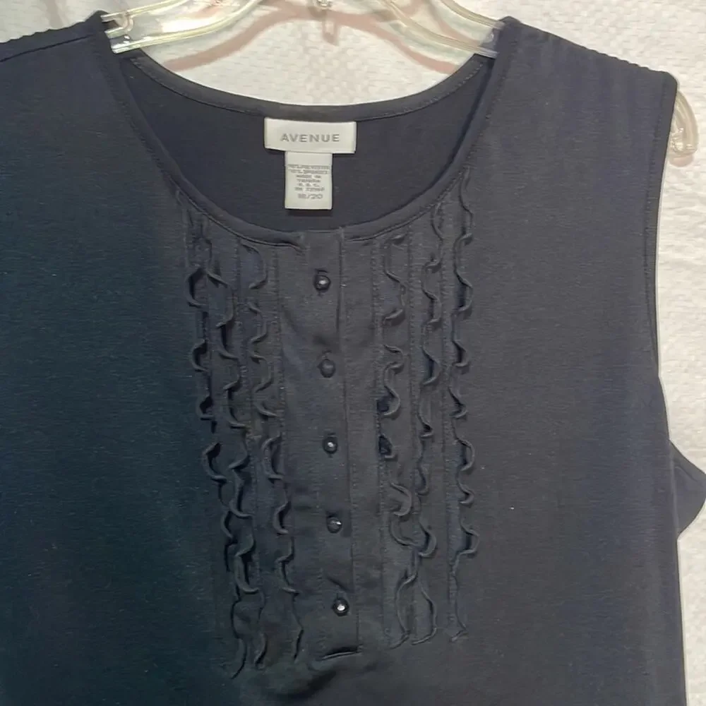 Avenue 18/20 black sleeveless ruffled front top fun buttons worn once euc